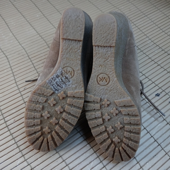 Michael Kors women's sz 10M. 4" wedge heel ankle boots. Brown leather lace. Grea - Picture 10 of 10